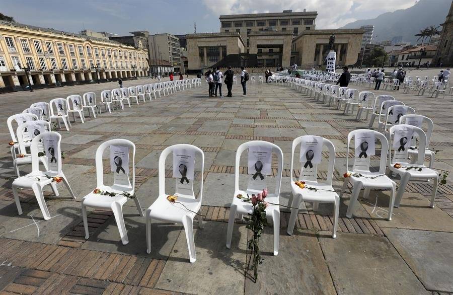 Con sillas vacías recuerdan a personal sanitario muerto por la pandemia en Colombia