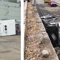 Captan el momento exacto de la volcadura de un camión de bomberos y cae de puente de Tijuana