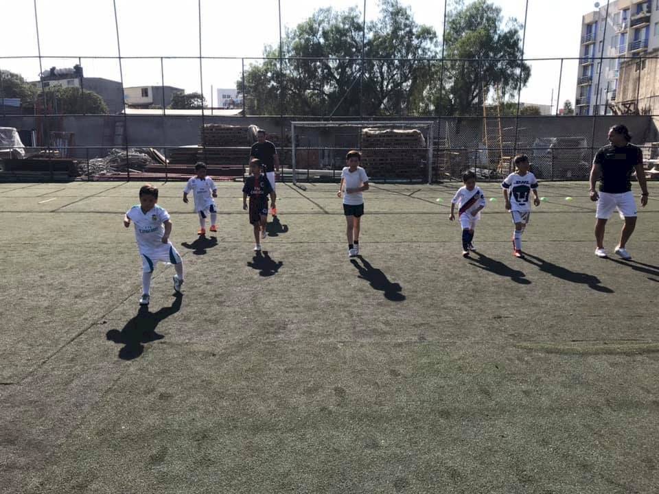 Alvin Mendoza ahora entrena a pequeños niños