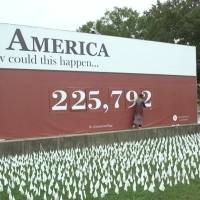 Más de 200 mil banderas blancas honran a las víctimas del Covid-19 en Washington D.C.