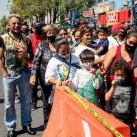 Fieles rompen la sana distancia por Covid-19 para venerar San Judas Tadeo