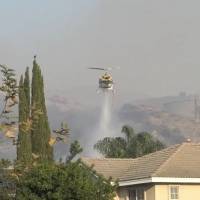 Helicópteros lanzan agua contra incendios en el condado de Orange