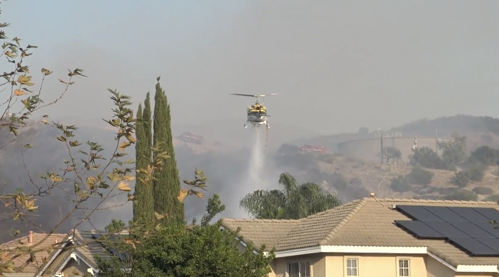 helicópteros lanzan agua en los incendios mientras evacuan a miles de personas en el condado de Orange