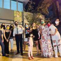 Dalmau llega hasta urbanización a visitar vecinos que incomodaron con su pancarta