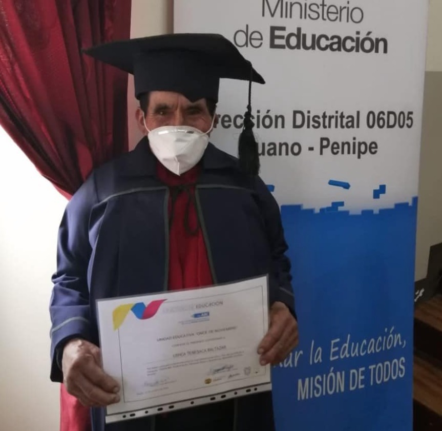 Baltazar Ushca recibiendo su diploma Baltazar Ushca recibiendo su diploma