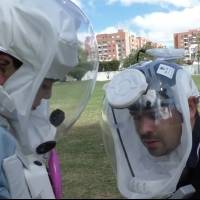 Diseñan un casco de astronauta para evitar que los niños se contagien de Covid-19