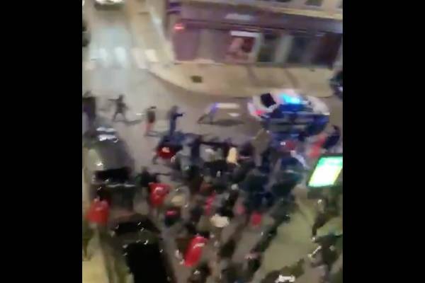 Estalla violencia religiosa en Francia: detienen a un afgano con cuchilla en Lyon y grupos turcos atacan a policía
