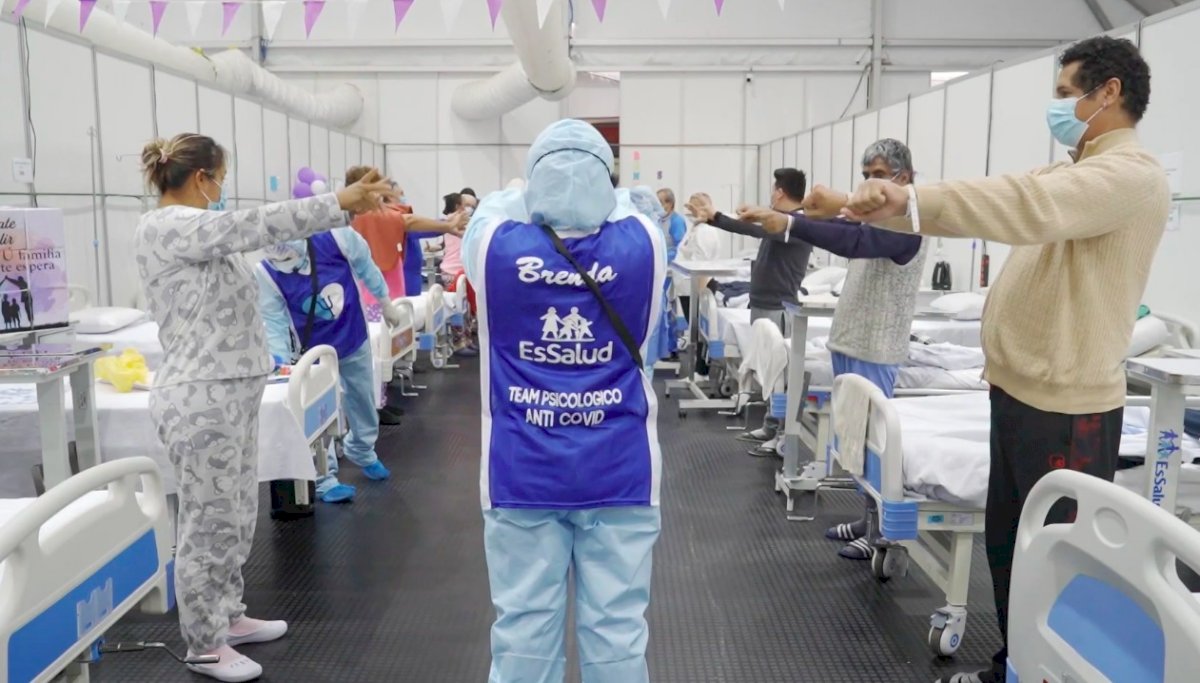Psicólogos bailan, cantan y juegan con pacientes internados con Covid-19 para ayudarles a recuperarse