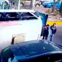 Cámara capta la volcadura de un microbús que dejó a siete heridos en Naucalpan