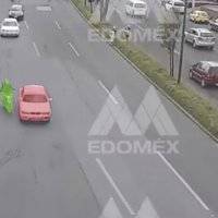 Motociclista se accidenta tras intentar rebasar por la derecha en Toluca