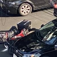 Motociclista es embestido por automovilista en la Nápoles