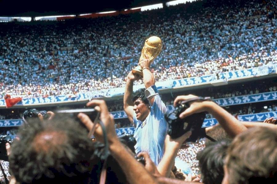Fotografía de archivo del jugador argentino Diego Armando Maradona con la Copa del Mundo tras derrotar la selección argentina a Alemania por tres goles a dos, en la final el 29 de junio de 1986