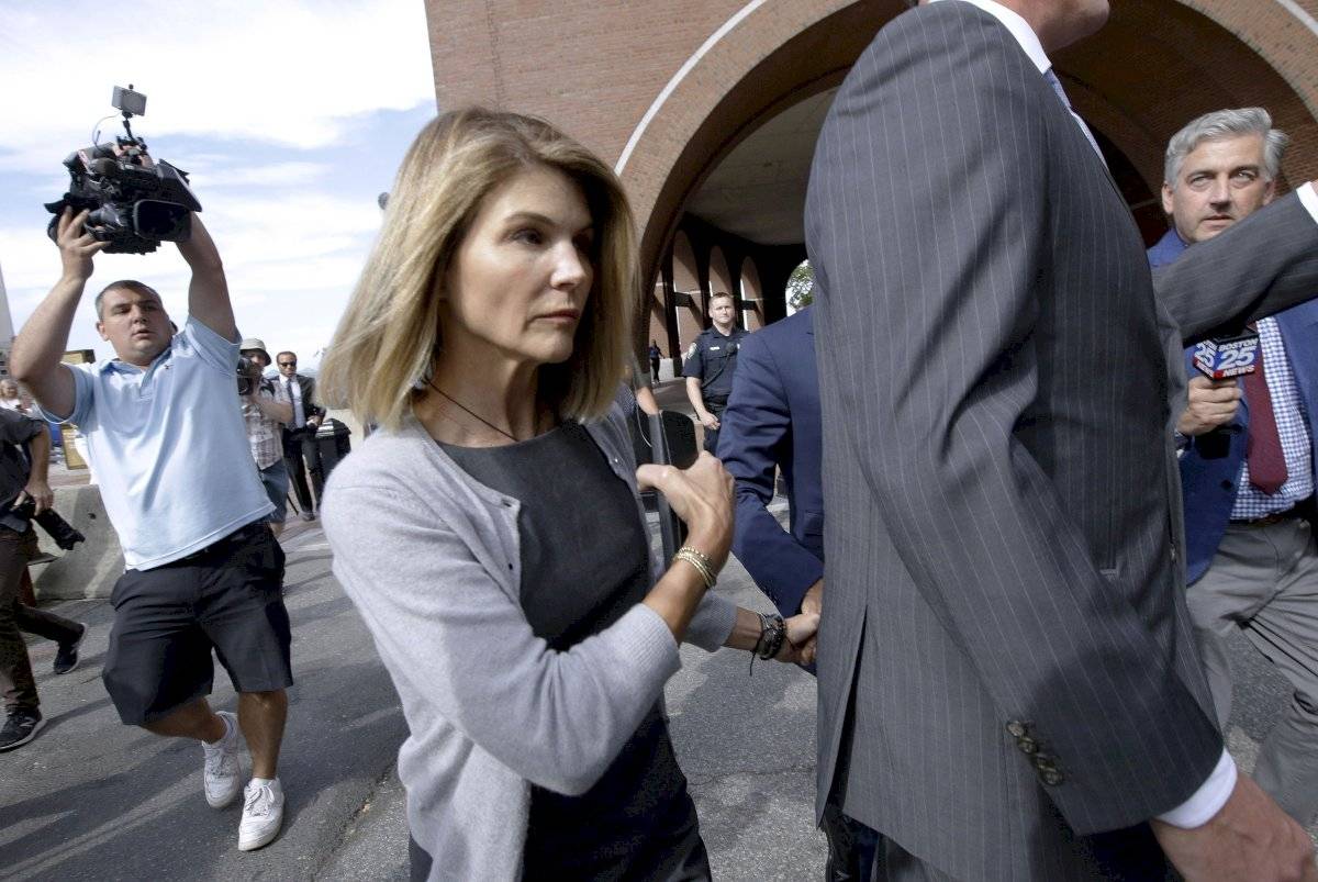 Lori Loughlin sale de la corte federal en Boston, después de una audiencia en un escándalo de soborno de admisión a universidades a nivel nacional.