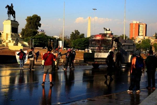 Cientos de personas llegan hasta Plaza Italia para pedir "indulto a la primera línea"