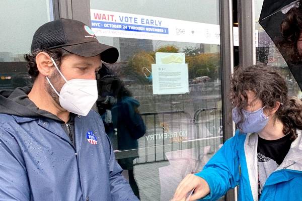 Actor de Ant-Man reparte galletas a quienes votan bajo la lluvia en elecciones de EEUU