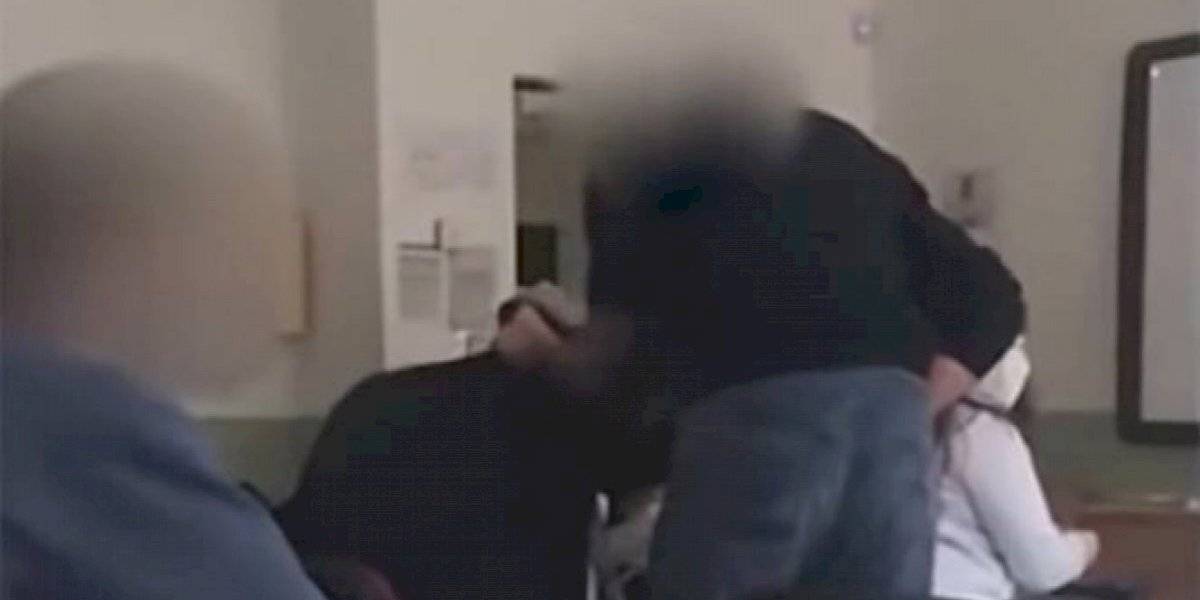 Un profesor le pegó a un alumno por no usar tapaboca Un profesor le pegó a un alumno por no usar tapaboca