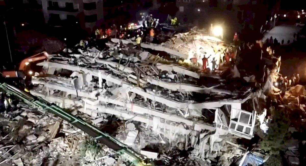 Comienzan trabajos de rescate en edificio derrumbado tras terremoto en Turquía