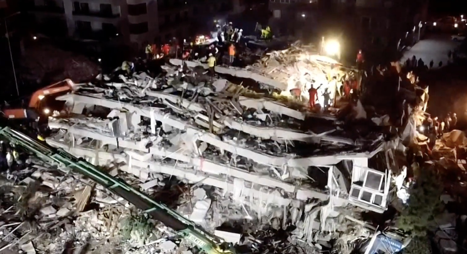 Comienzan trabajos de rescate en edificio derrumbado tras terremoto en Turquía