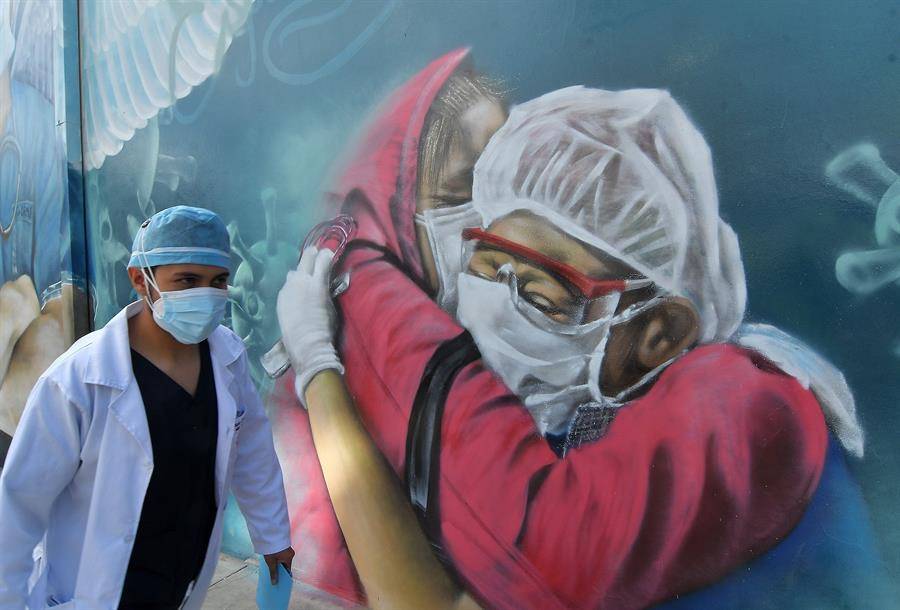 Un médico con alas recuerda a héroes contra la Covid-19 en Bolivia