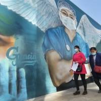 Un médico con alas recuerda a héroes contra la Covid-19 en Bolivia