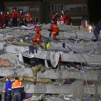 Número de muertos tras terremoto en Grecia y Turquía sube a 27