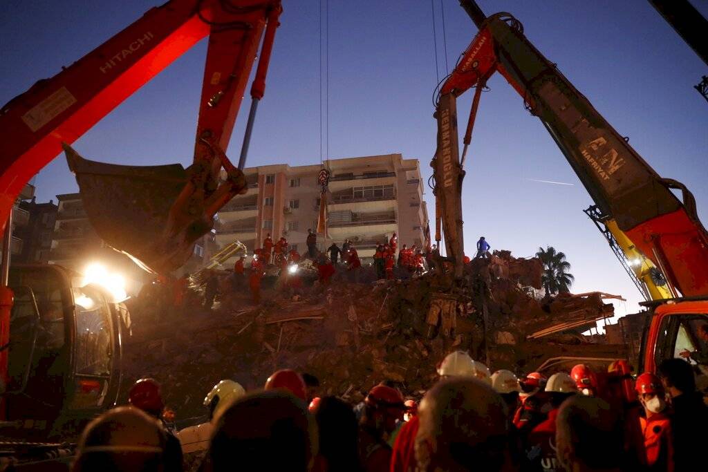 El pequeño tsunami que alcanzó la costa turca también afectó a Samos, donde varias calles de la ciudad portuaria de Vathi quedaron inundadas.