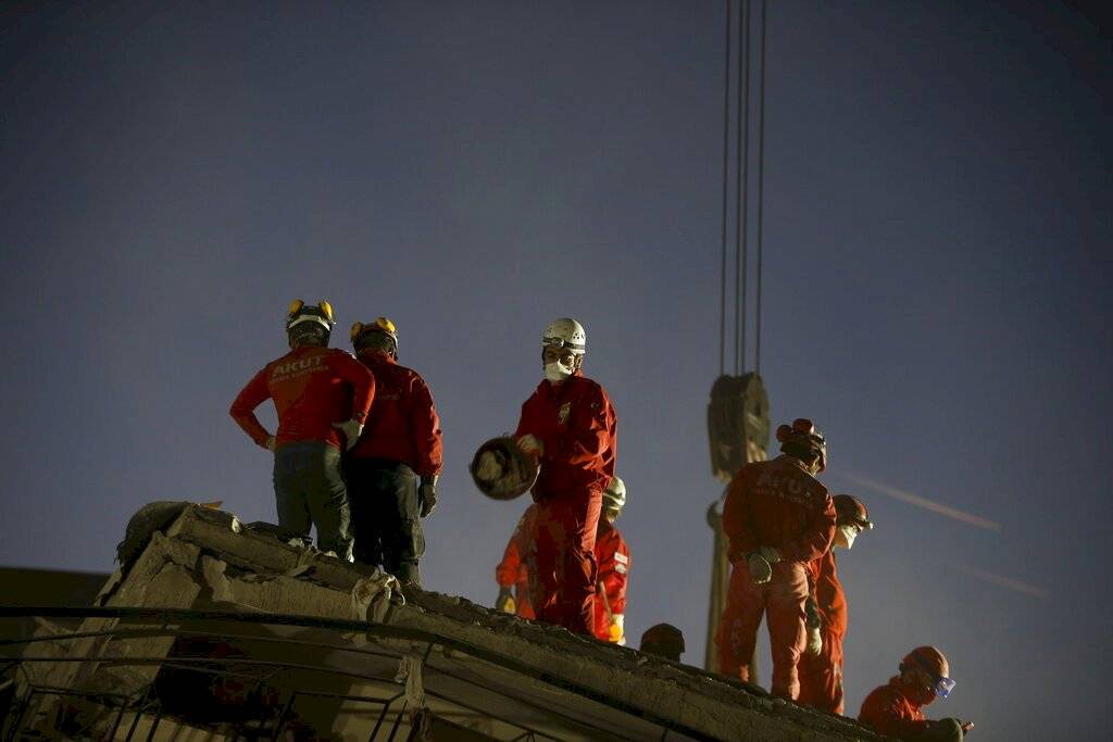 Las autoridades advirtieron a la población que se aleje de la costa y de edificios que puedan estar dañados.
