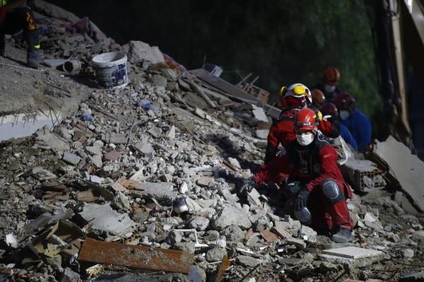 "Nunca perdí la esperanza": rescatan a hombre de 70 años bajo los escombros tras terremoto en Turquía