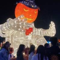 Cientos de personas festejan halloween en Wuhan con DJ y desfile incluido