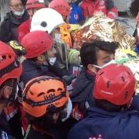 Rescatan a joven de 16 de los escombros en Turquía