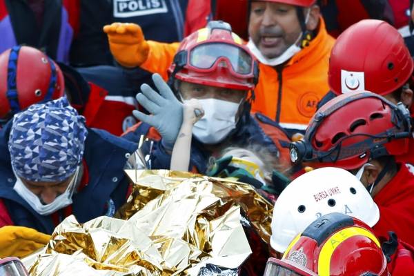 Imagen impactante: Niña de 3 años rescatada de escombros de edifico no le suelta el pulgar al socorrista