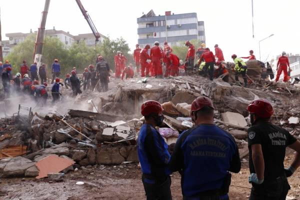 Rescatan con vida a dos niñas de los escombros de un edificio derrumbado en terremoto de Turquía