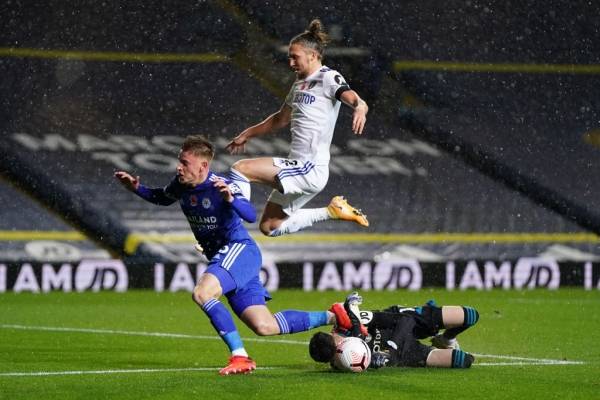 Bielsa y su Leeds resbalaron bajo la lluvia con dura derrota en casa ante el Leicester
