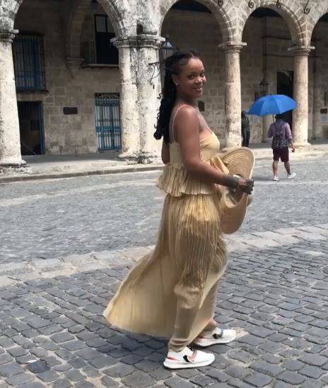 Rihanna luce atuendos con tenis Rihanna luce atuendos con tenis