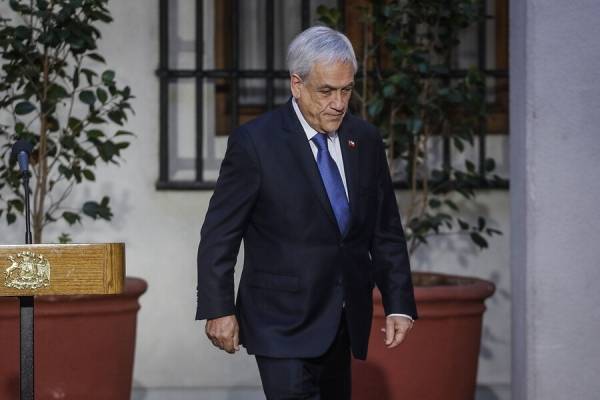 Presidente Piñera enfrentará querella por no usar mascarilla pese a disculpas públicas