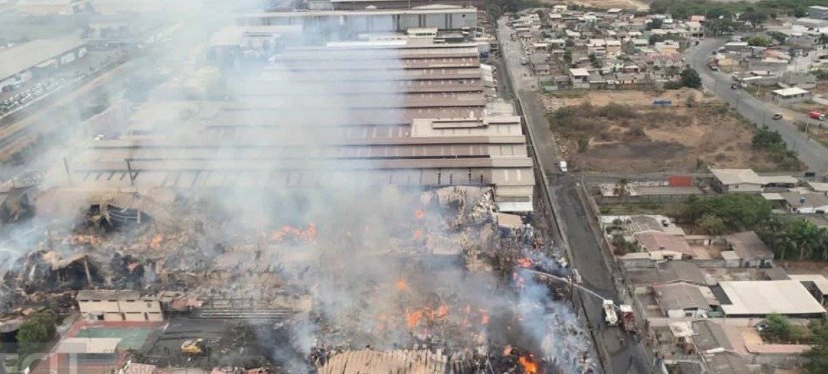 Incendio en fábrica de cartón en Durán