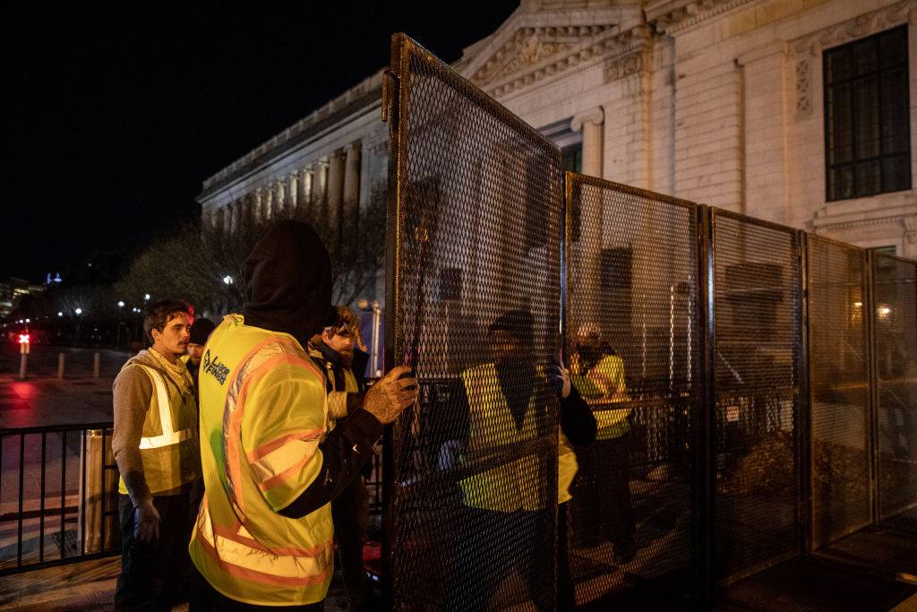 Casa Blanca es 'amurallada' con vallas ante posibles protestas tras