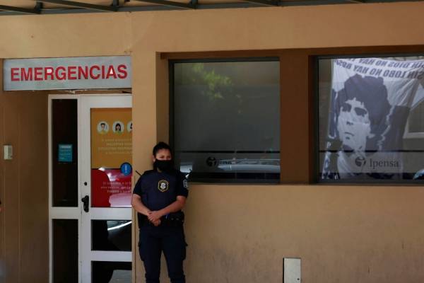 Operarán de urgencia a Diego Maradona por un hematoma subdural, pero aseguran que "está lúcido"