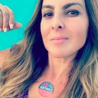 Kate del Castillo muestra su lado irreverente en pants negros y chamarra roja en la grabación de su nueva película