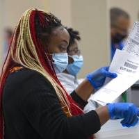 Trump pide detener el voto, aunque sólo sigue el conteo