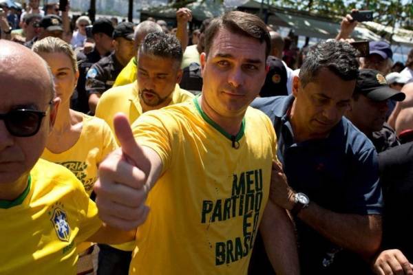 Otro lío del presidente Bolsonaro en Brasil: Fiscalía acusa a su hijo senador por blanqueo de capitales y malversación de fondos