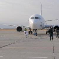 Un atleta ruso establece un récord al remolcar un avión de 36 toneladas