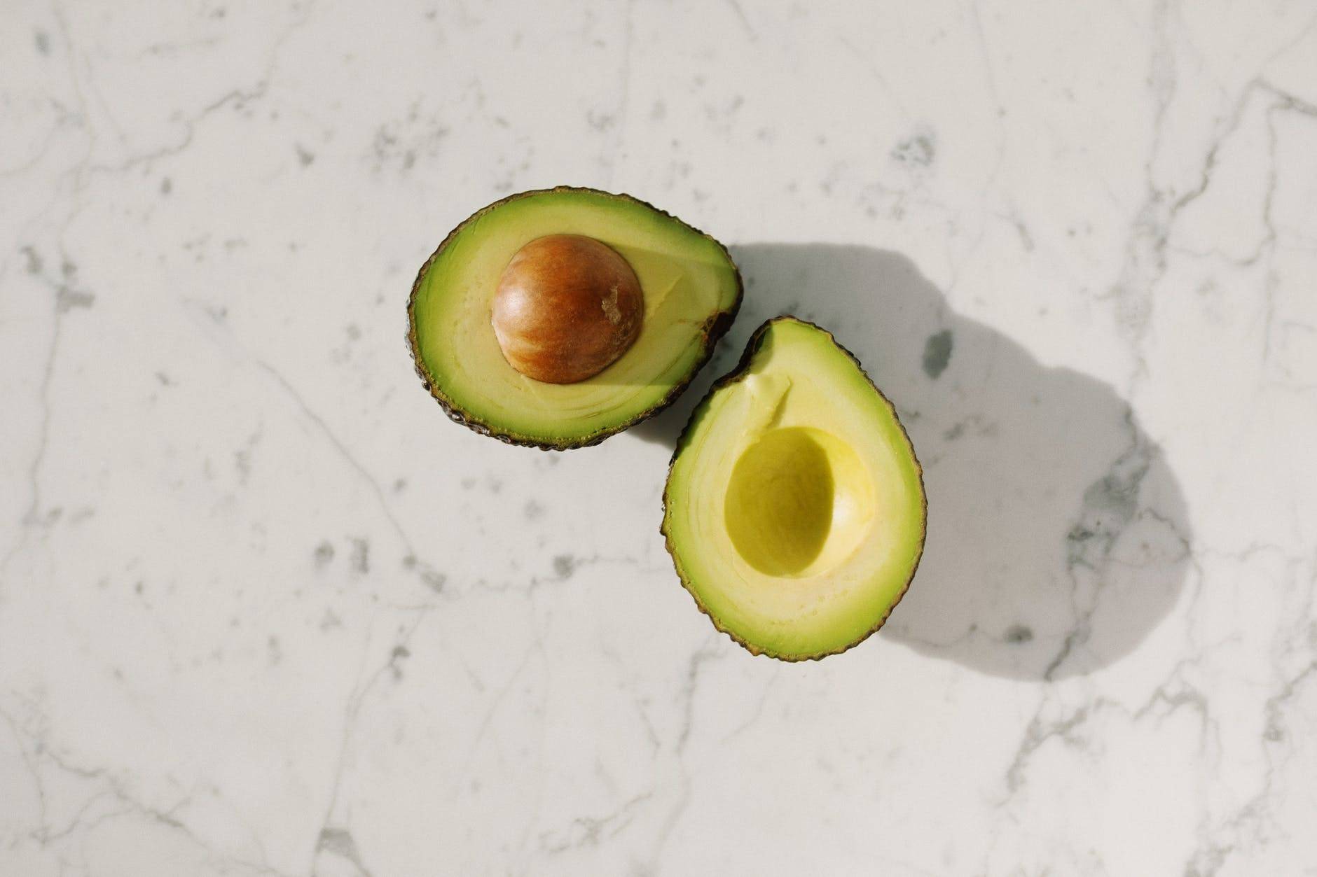 Posee nutrientes que aportan beneficios para el cabello. aguacate