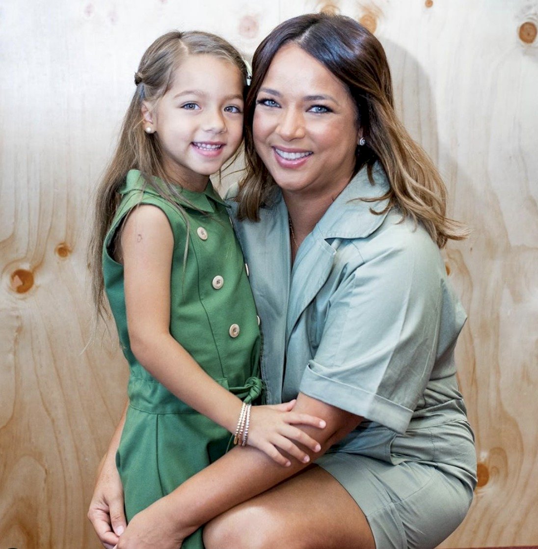 Adamari López muestra fotos de su niñez y fans la confunden con su hija Alaia