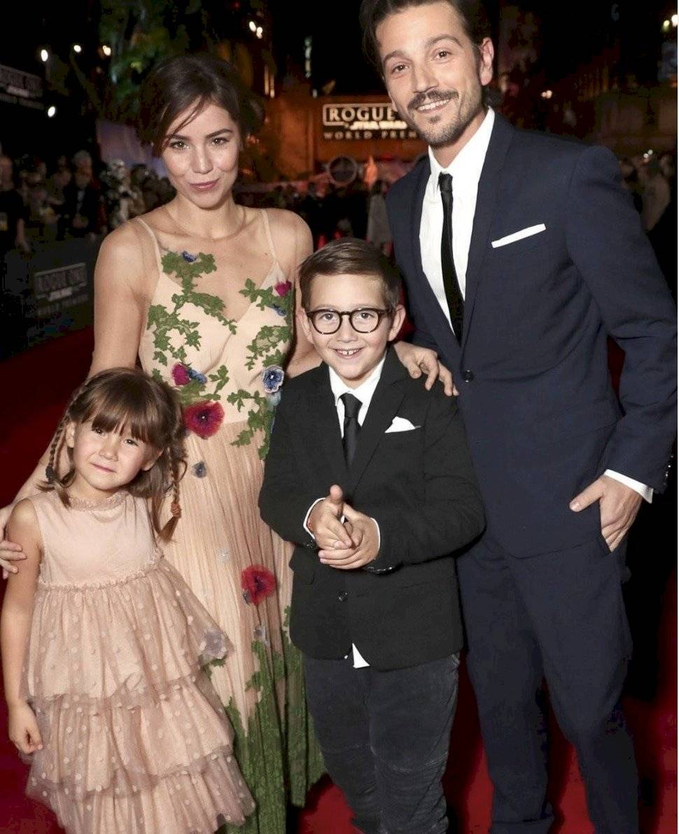 Fue a través de InstaStories que a Camila Sodi reveló el por que ella y Diego Luna nunca muestra el rostro de sus hijos