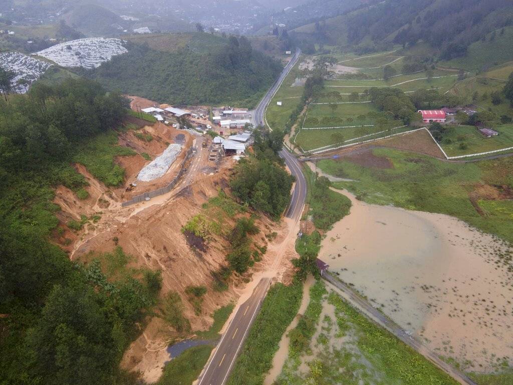 Una carretera está bloqueada por un deslizamiento de tierra en Purulha, en el norte de Guatemala
