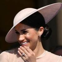 Meghan Markle mostra que um blazer de lã sob medida pode deixar um look fabuloso