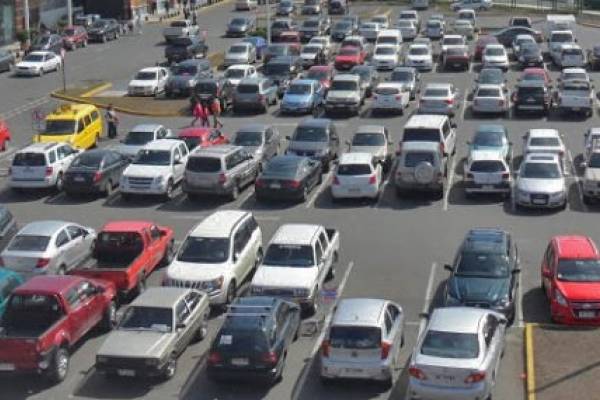 Robo de auto en un mall: clienta aún espera que la empresa responda tras sentencia que ordenó indemnizarla