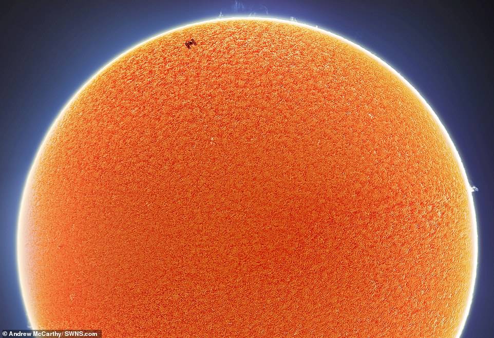 La Estación Espacial Internacional pasando frente al Sol. La Estación Espacial Internacional pasando frente al Sol.