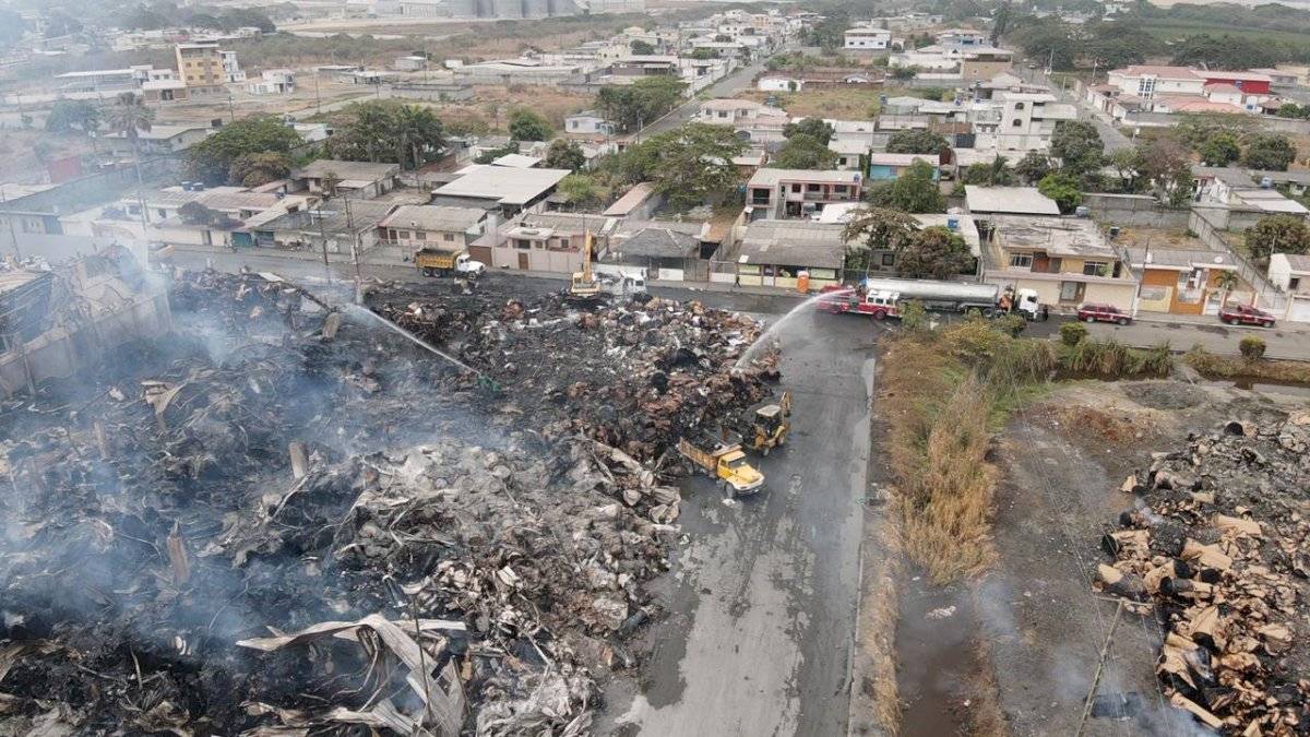 Incendio en fábrica cartonera